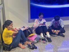 Khách nằm, ngồi la liệt ở sân bay Tân Sơn Nhất ngày 27 Tết