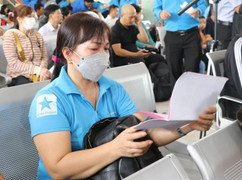 Công nhân rơi nước mắt khi được tặng vé tàu hồi hương sau 23 năm ăn Tết xa quê