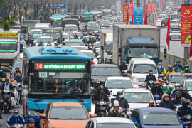 Chiều 27 Tết, cửa ngõ Hà Nội ùn tắc kéo dài