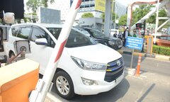 Sân bay Tân Sơn Nhất thử nghiệm không thu tiền mặt xe ra vào 