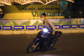 Chạy xe máy lạng lách, đánh võng bị phạt bao nhiêu tiền?