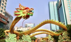 Linh vật rồng đường hoa Nguyễn Huệ được khen đẹp hơn hình 3D
