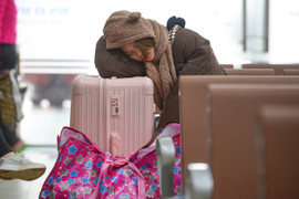 Hành khách tranh thủ chợp mắt giữa bến xe, chờ giờ khởi hành về quê