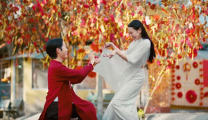 Đức Phúc cầu hôn Hoa hậu Thuỳ Tiên trong MV mới