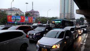 Người dân rời Thủ đô ngày cận tết, đường Vành đai 3 ùn tắc kéo dài