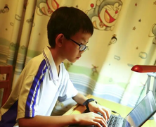 Thiên tài máy tính 8 tuổi tự học lập trình, 11 tuổi lập web riêng giờ ra sao?