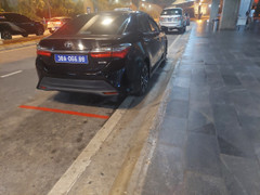 Xôn xao xe biển xanh bật đèn ưu tiên, còi hơi đón người thân ở sân bay