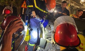 Cắt thành thùng xe buýt để giải cứu nạn nhân bị mắc kẹt sau tai nạn ở Nghệ An