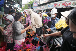 Chợ hoa lớn nhất TP.HCM đông nghịt người, chủ sạp nhập hàng liên tục