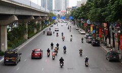 Hà Nội sáng 29 Tết đường thông thoáng, người dân thư thả về quê