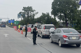 CSGT xuyên đêm, xuyên Tết kiểm tra nồng độ cồn trên các tuyến cao tốc