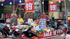 Cửa hàng thời trang ở TP.HCM đua nhau xả hàng, giảm giá 'sập sàn'