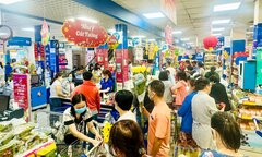 Người dân TP.HCM đổ xô mua sắm Tết, siêu thị quyết định mở cửa đến đêm