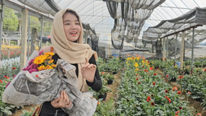 Cô gái hát chèo ở vườn hoa gây sốt cộng đồng mạng