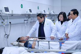 Thủ tướng: Khi bệnh viện còn bệnh nhân, y bác sĩ chưa thể nghỉ ngơi