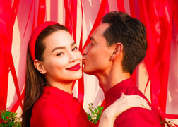 Vợ chồng Hà Hồ hôn nhau tình tứ, vui đón Tết cùng đại gia đình