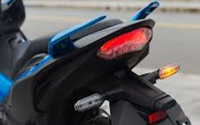 Thay đổi màu đèn xi nhan xe máy có bị phạt?