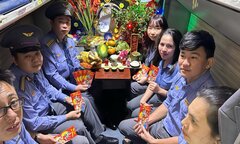 Nốt trầm xao xuyến trên chuyến tàu chở niềm vui sum họp