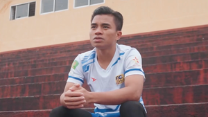 Xúc động nghe các cầu thủ hát 'Tết này con sẽ về'