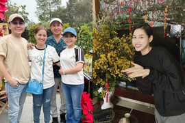 Sao Việt 9/2: Bình Tinh thăm mộ NSƯT Vũ Linh, Đỗ Hà trang hoàng nhà đón Tết