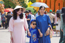 Người dân TP.HCM xúng xính áo dài chụp ảnh Tết