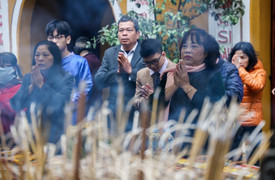 Biển người đổ về đền, chùa, phủ ở Hà Nội cầu an trong ngày đầu năm mới