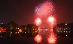 Mãn nhãn 'bữa tiệc ánh sáng' chào năm mới Giáp Thìn 2024