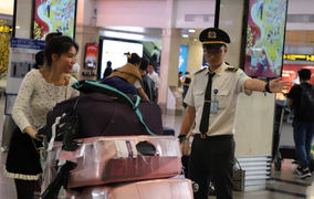 Sáng mùng 2 Tết, khách nhộn nhịp đổ về sân bay Tân Sơn Nhất