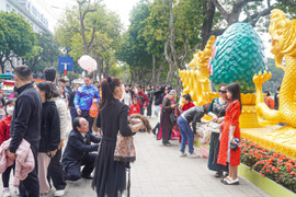 Hồ Gươm đông nghịt người du xuân sáng mùng 2 Tết