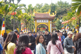 Chùa Trấn Quốc tấp nập người cầu may chiều mùng 2 Tết