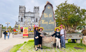 Du khách thích thú 'check-in' nhà thờ cổ hơn 130 năm tuổi ở Phú Yên