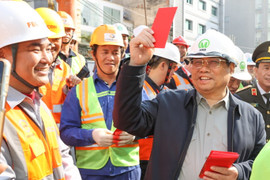 Thủ tướng chúc Tết công nhân công trường đường sắt Nhổn - Ga Hà Nội