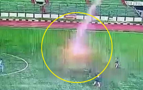 Cầu thủ Indonesia bị sét đánh tử vong ngay trên sân