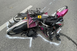 Nam thanh niên lái xe máy không biển kiểm soát đâm CSGT trọng thương