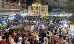 Du khách thích thú dạo chơi, ăn vặt giữa 'biển người' ở chợ đêm Đà Lạt