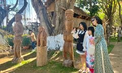 Du khách nườm nượp 'check-in' khu trưng bày hơn 3 vạn hiện vật cổ Tây Nguyên