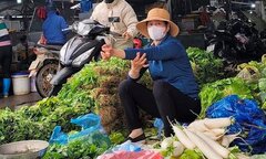 Mùng 4 Tết, giá rau xanh giảm 30% sau 2 ngày tăng cao