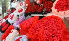 Trùng ngày nghỉ Tết, thị trường Valentine ảm đạm, ngóng khách mua