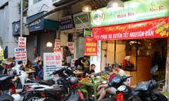Hà Nội: Hàng quán đông khách, giá cả không tăng trong dịp Tết