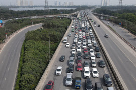 Người dân trở lại Hà Nội sớm, cao tốc Pháp Vân - Cầu Giẽ kẹt cứng