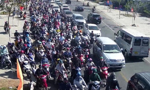 Trạm thu phí BOT cầu Rạch Miễu 4 lần xả trạm để tránh kẹt xe kéo dài