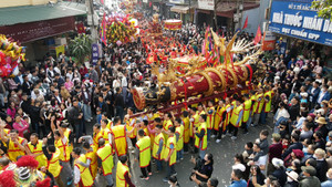 Pháo khổng lồ chạm trổ long lân quy phụng trong lễ rước ở làng Đồng Kỵ