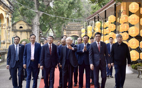 Tổng Bí thư dâng hương tại Hoàng thành Thăng Long