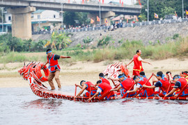 Xem màn tranh tài đua thuyền rồng của 450 trai tráng trên sông Lô
