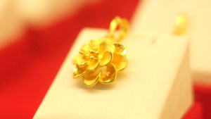 Giá vàng hôm nay 14/2: Mất mốc 2.000 USD