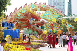 Linh vật Rồng trên đường hoa Nguyễn Huệ được giữ lại đến hết tháng Giêng