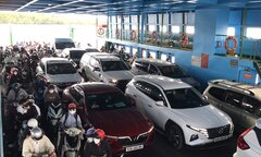 Dòng người ùn ùn đổ về sau Tết, cửa ngõ Hà Nội, TP.HCM tắc cứng