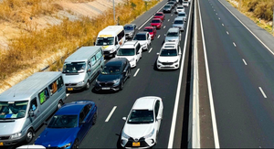 Dòng xe nhích từng mét trên cao tốc Phan Thiết - Dầu Giây chiều mùng 5 Tết