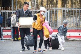 Trẻ nhỏ mệt nhoài cùng bố mẹ trở lại Hà Nội sau kỳ nghỉ Tết 