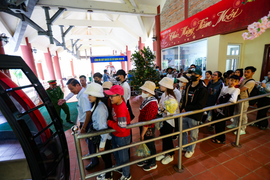 Hàng nghìn người chen chúc lên chùa Hương Tích trẩy hội đầu năm